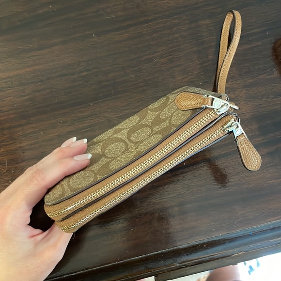 Coach wristlet - Picture 3 of 5
